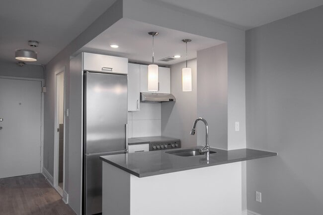 Building Photo - 3460 Rue Durocher Unit 1203