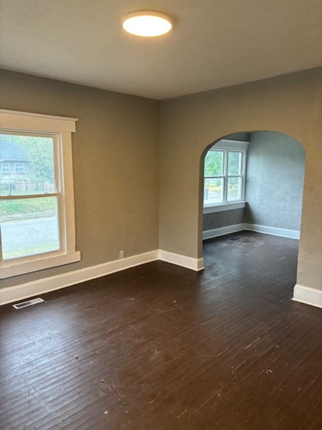 Photo - 4 bedroom House On Lasalle St!