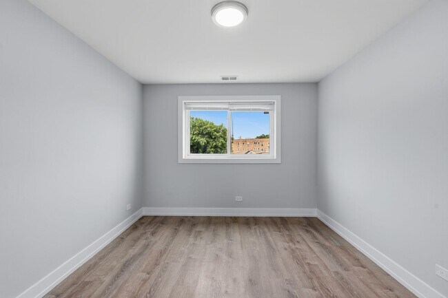 Photo - 2327 W Lunt Ave