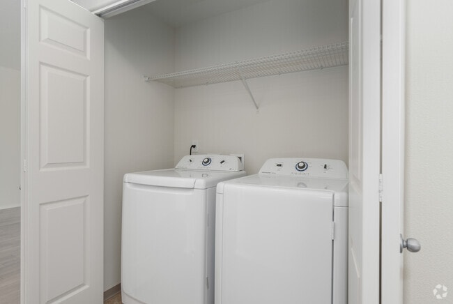 2BR, 2BA - 1,046SF - Laundry
