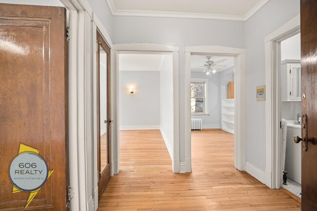 Photo - 824 W Roscoe St Unit 2