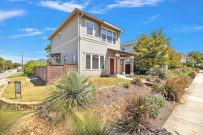 Photo - 2 Bed / 2.5 Bath Home Available in Dignowity Hill Historic District