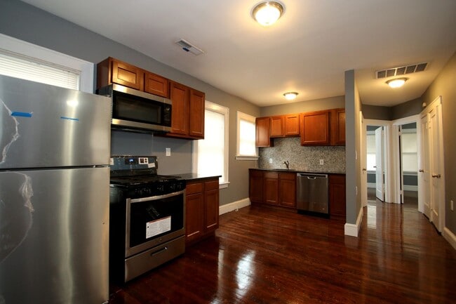 Building Photo - 84 Morris St Unit 2nd Fl