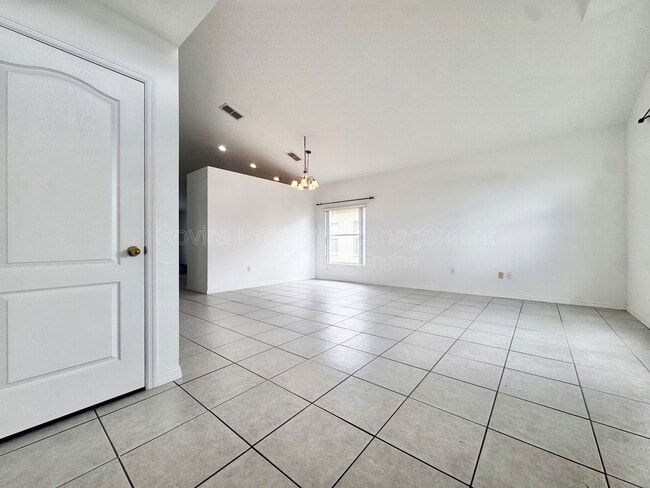 Photo - 661 Hacienda Cir