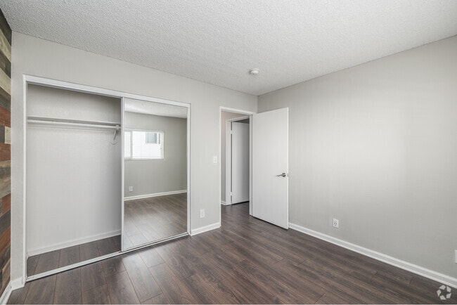2BR, 1BA - 700SF - Bedroom
