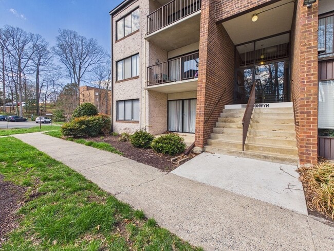 Building Photo - 1501 Bronwyn Rd Unit Apt 303