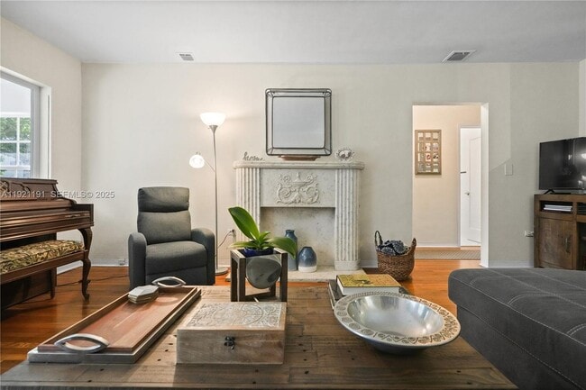 Photo - 924 El Rado St