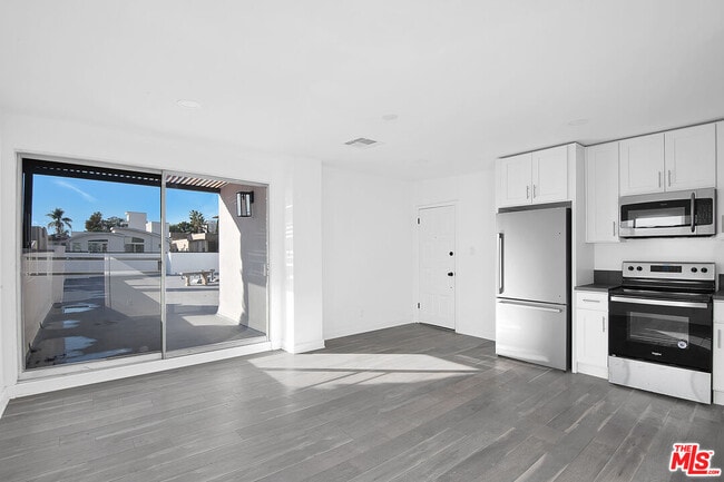 Building Photo - 1610 S Beverly Glen Blvd Unit 11 Rental