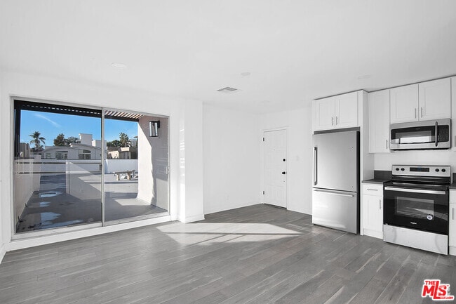 Building Photo - 1610 S Beverly Glen Blvd Unit 11 Rental
