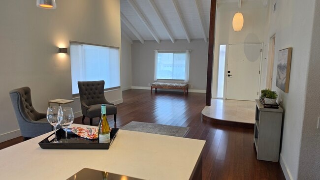 Planta diáfana con techos altos y mucha luz natural. - 3078 Saddleback Ct