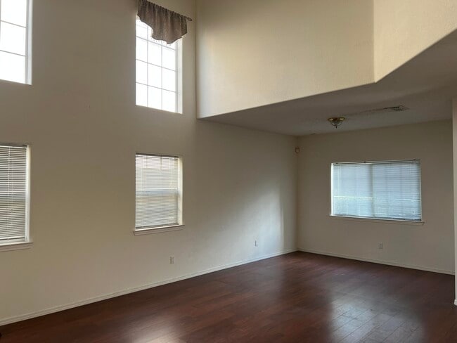Photo - 7316 Peregrine Rd NE