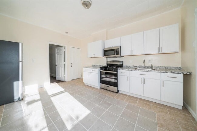 Building Photo - 68 Rose Ave Unit 1L Rental