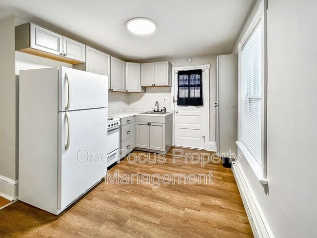 Building Photo - 638 1/2 Sixth Ave Rental
