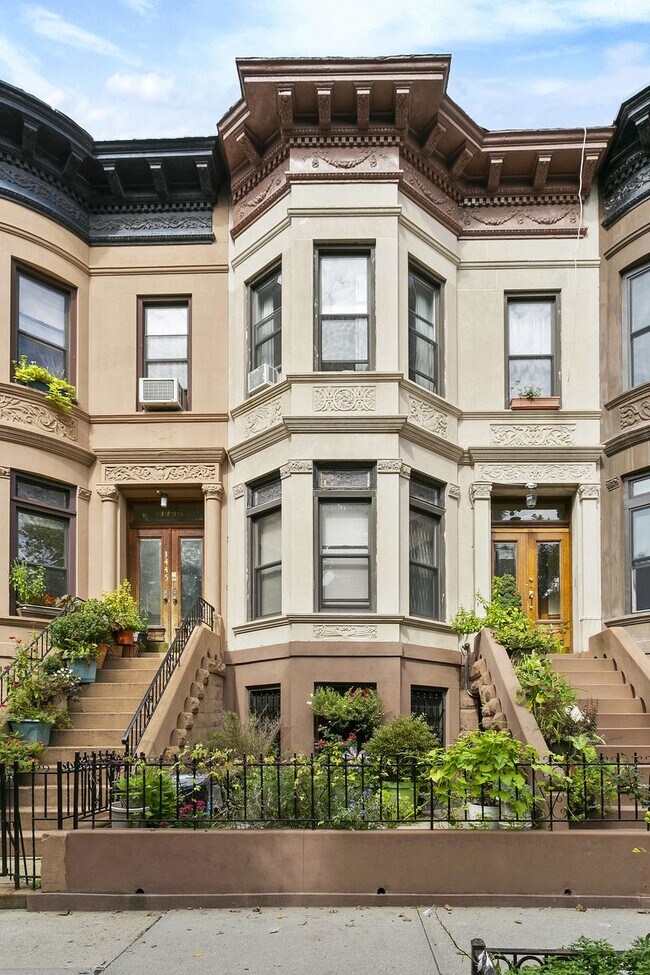 Photo - 1447 Dean St