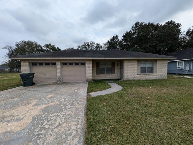 Building Photo - 535 Hillebrandt St