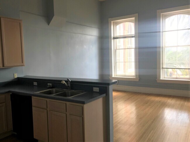 Photo - 460 S 6th Ave