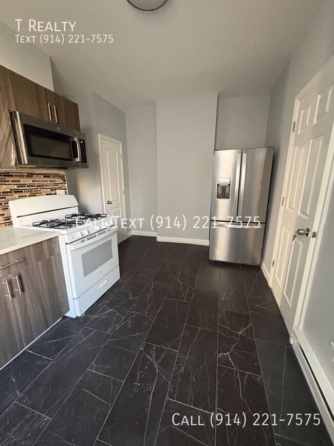 Building Photo - 32 Van Cortlandt Park Ave Unit 7