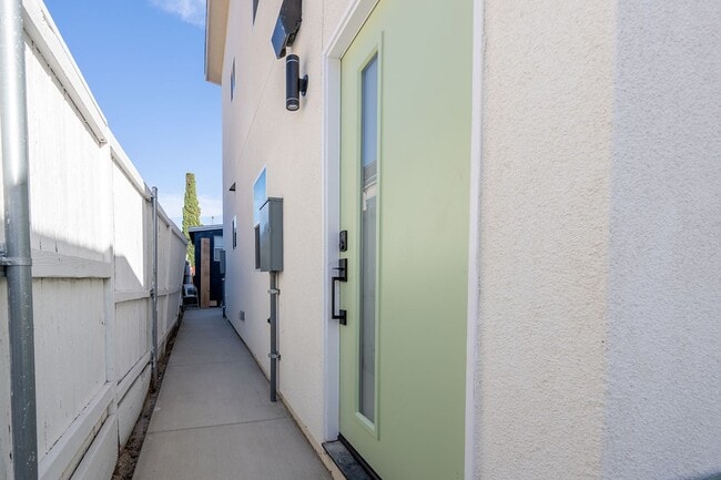 Photo - Top Floor 1 Bed 1 Bath Apartment Unit 4322 48th St -  2