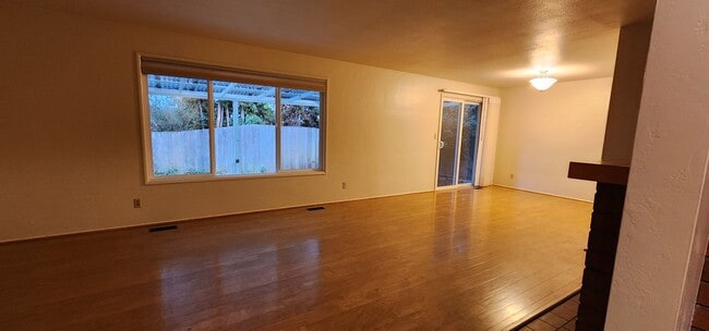 Photo - FREE MONTH OF RENT - $995 DEPOSIT - Corvallis House w/ Great Living Space and Yard
