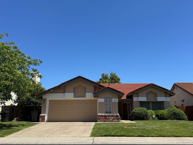 Building Photo - Charming Roseville home with LVP flooring!