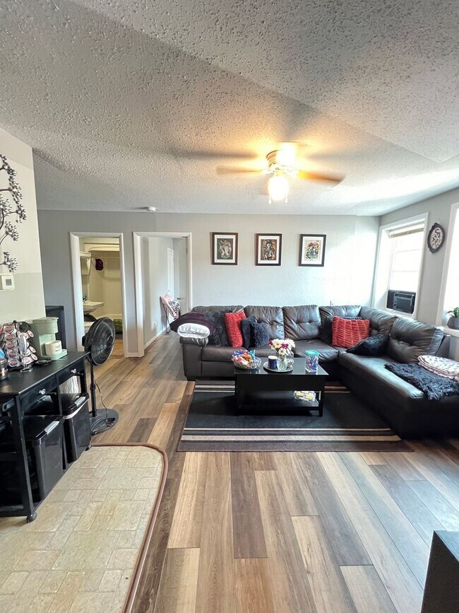 Photo - AVAILABLE JUNE - Spacious 2 Bedroom Apartment! Unit 1516 N 16th St - 8