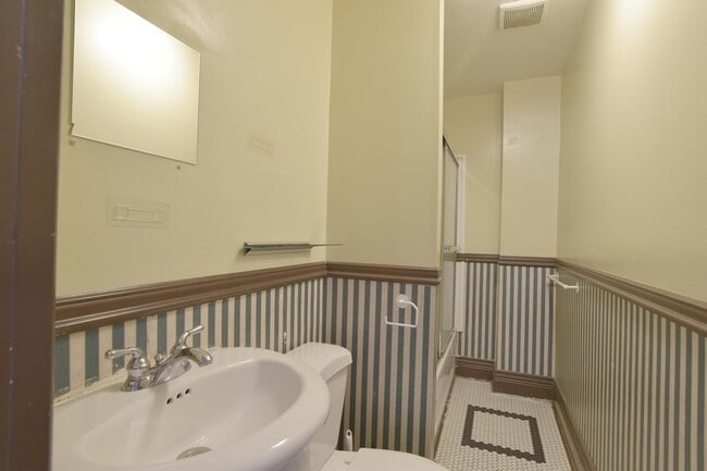 Photo - 1517 Comox St Unit 1