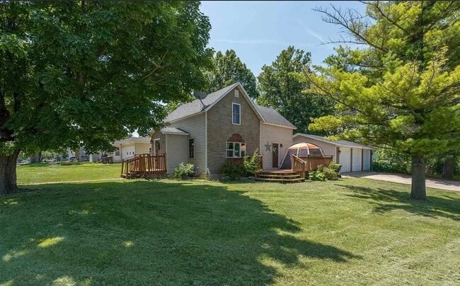 Building Photo - 415 8th St N