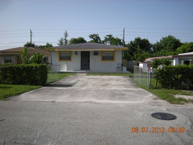 Building Photo - Large 3-2 house in Oakland Park