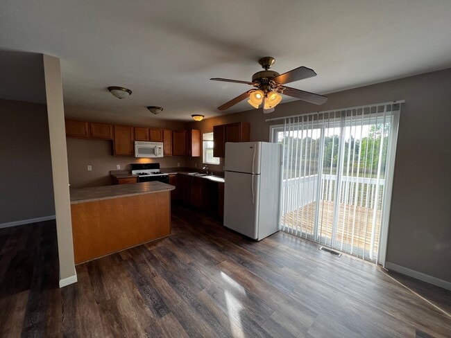 Photo - Bright & Beautiful 3-Bedroom Spacious, Mov...