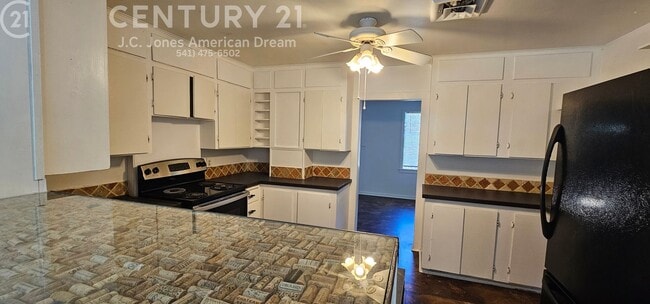 Photo - Minutes to Downtown Grants Pass