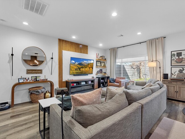 Photo - 2222 Wavell St