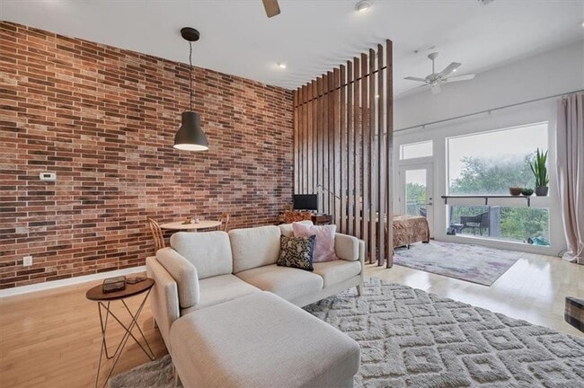 Building Photo - 2931 E 12th St Unit 306