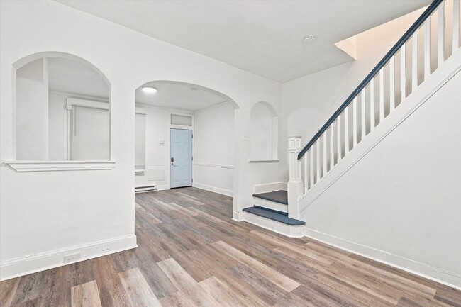 Building Photo - 2411 W Oakdale St