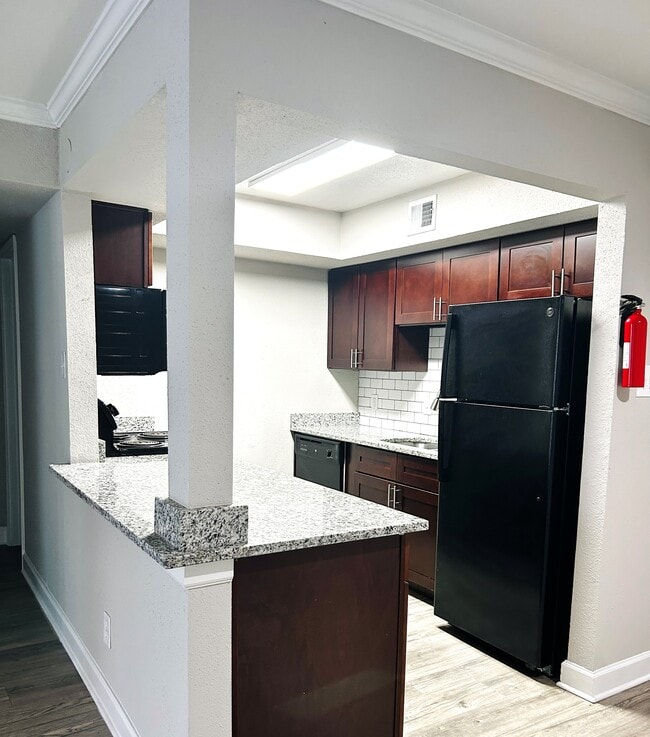 Building Photo - Castlewood Apartments