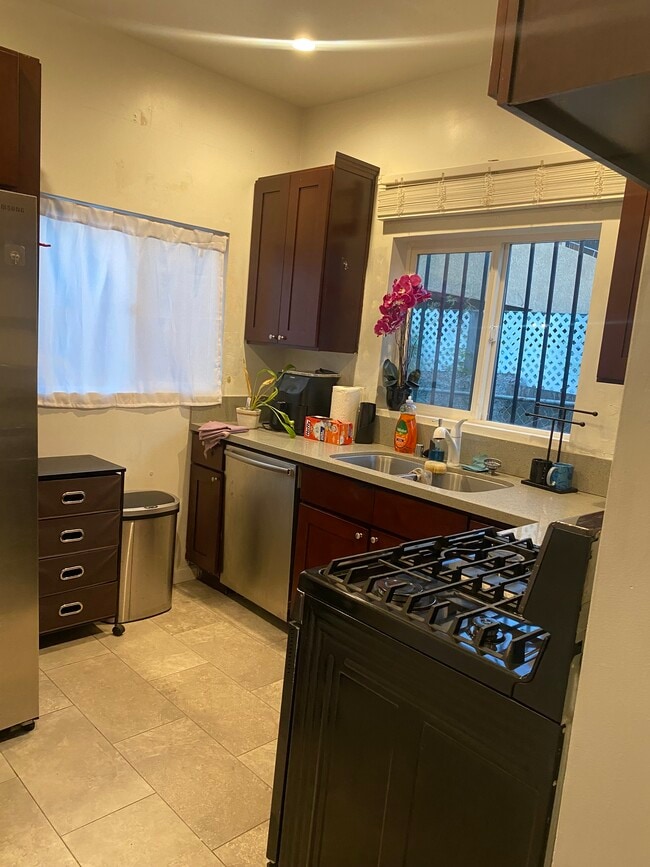 Building Photo - 1669 S Rimpau Blvd Unit 1669 1/2 Rimpau Blvd