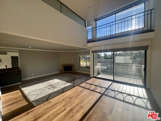 Building Photo - 390 S Sepulveda Blvd Unit 2