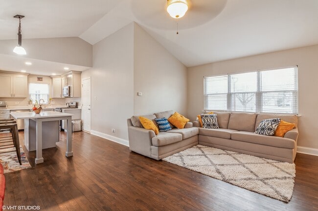 Photo - 2043 University Dr