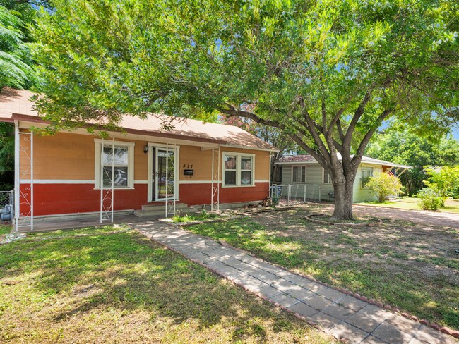 Building Photo - Cozy 2 Bedroom Home in Downtown San Antonio!