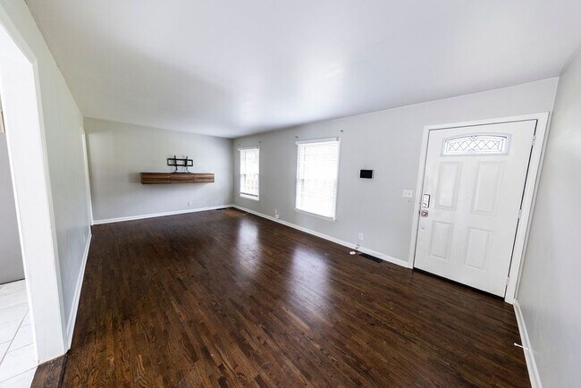 Photo - 205 Lady Marion Dr