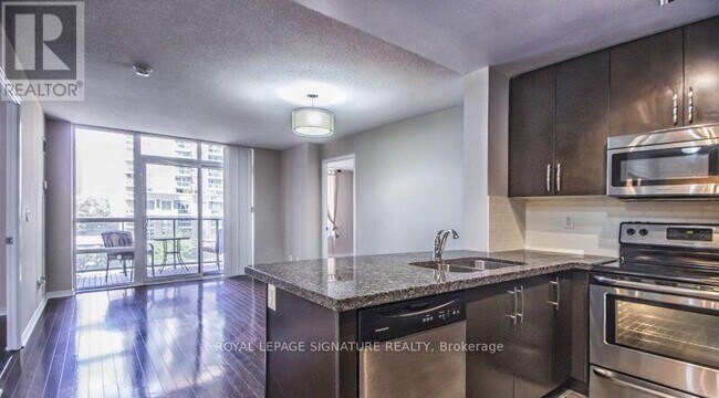 Photo - 3 Michael Power Pl Unité 1401