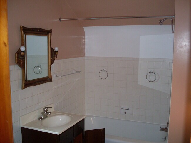 Upstairs main full bath - 507A N Division Ave Unit A