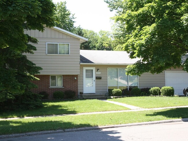 Building Photo - 903 W Maple St