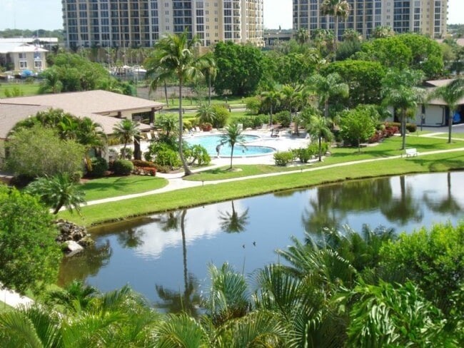 2/2  Beautiful Condo  in great community