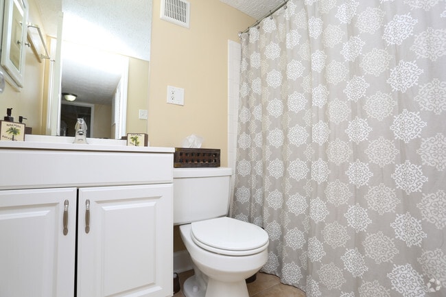 2BR, 1BA 723 SF - Bathroom