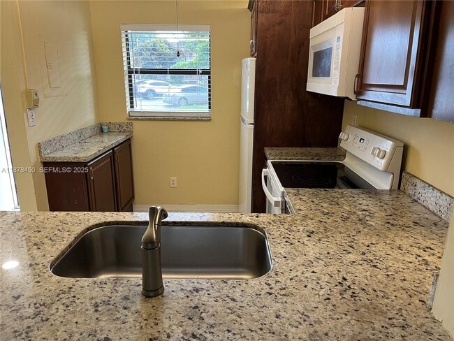 Building Photo - 10401 NW 11th St Unit 106