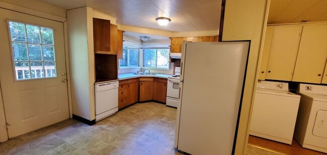 Photo - August Pre-lease - 5bd/2ba