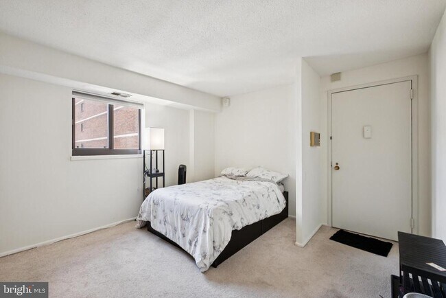 Building Photo - 1420 Locust St Unit 31H