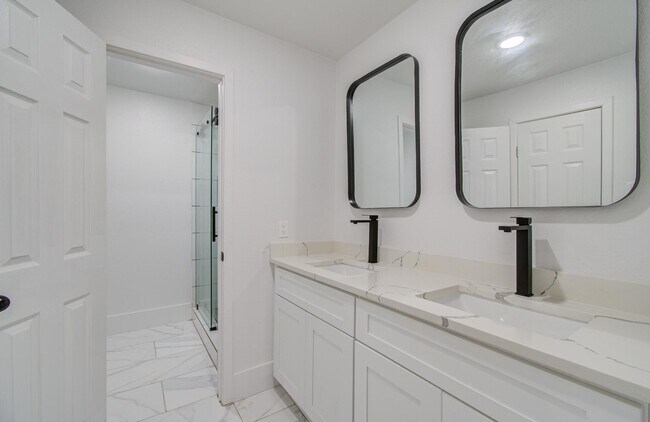 Photo - 595 River Plantation Dr