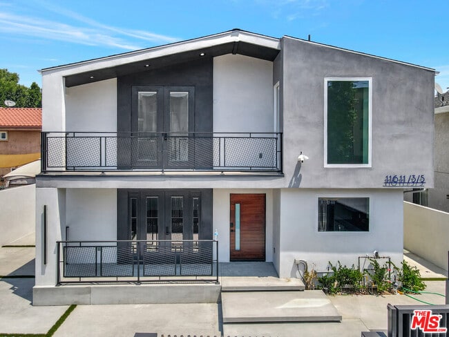 Photo - 11611 Burbank Blvd