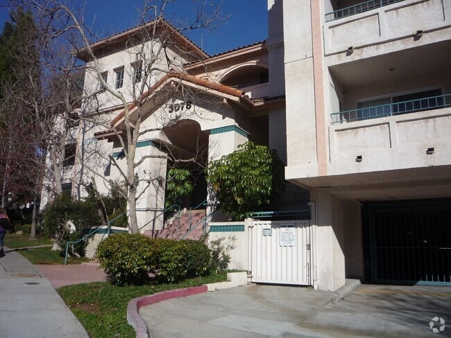 Building Photo - Bright 1-Bedroom Condo with Balcony, In-Un... Unit 218